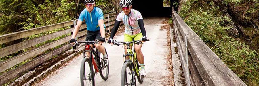 Foto: Steyr und die Nationalpark Region/Erwin Haiden: Radfahren am Hintergebirgsradweg Zwei Radfahrer am Hintergebirgsradweg entlang glasklarer Bäche und durch regionstypische Steinhöhlen