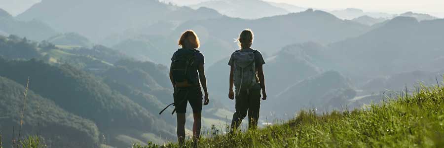 Foto: Oberoesterreich Tourismus GmbH/Stefan Mayerhofer: Sebaldusweg Zwei Wanderinnen am Sebaldusweg blicken auf das Panorama der Berglandschaft des oberösterreichischen Ennstal