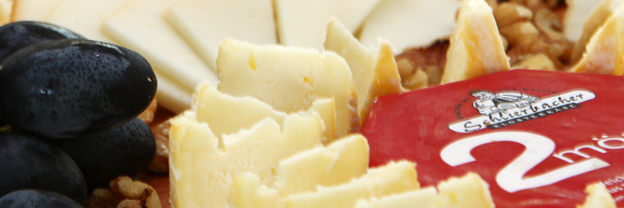 Foto: Steyr und die Nationalpark Region/K. Mitterhauser: Schlierbach Käse Schlierbacher Käse Jause angerichtet mit Weintrauben und Nüssen