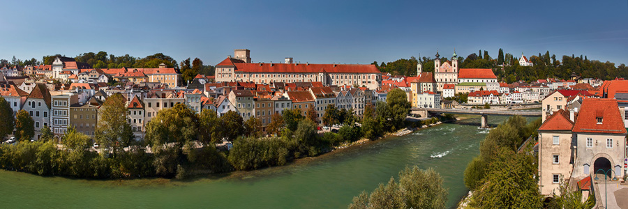 Foto: Steyr und die Nationalpark Region/iconic-turn.com: Altstadt Steyr Blick über den Fluss Enns auf die Altstadt Steyr