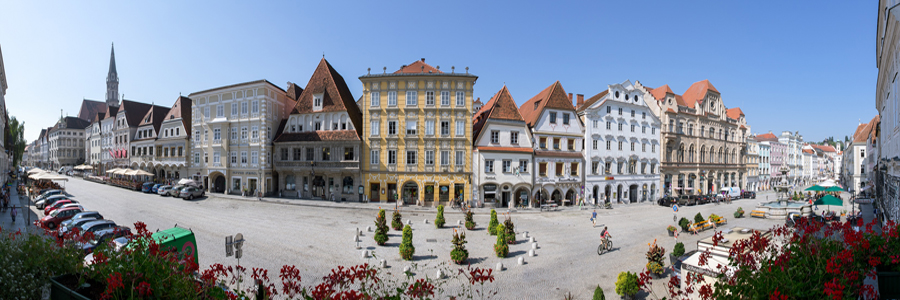 Foto: Nikolai Hafner: Steyrer Stadtplatz Panoramaansicht vom Steyrer Stadtplatz im Sommer mit seinen historischen Bürgerhäusern, dem Bummerlhaus und der Stadtpfarrkirche